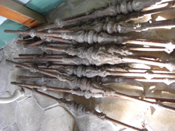 Grote voorraad houten en ijzeren trapspijlen en balusters, in series van 50 identieke exemplaren of meer.