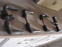 Diverse soorten hang- en sluitwerk.