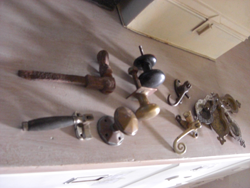 Diverse soorten hang- en sluitwerk.