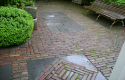 Oude straatstenen in waalformaat in combinatie met Namense steen, door ons geleverd.