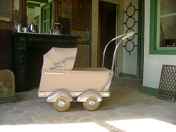 Antieke kinderwagen, ca. 1930.