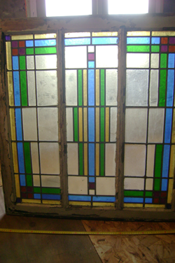 Groot glas-in-loodraam, ca. 80 × 80 cm.
