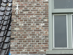 Gerestaureerd dakhuis met handvormstenen in waalformaat, ca. 1870, door ons geleverd.