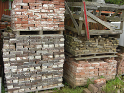 Diverse pallets gebikte stenen.