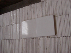 Grote partij ivoorwitte wandtegels van 15,2 × 15,2 cm, schoongemaakt en gesorteerd, uit het begin van de 20e eeuw. Eventueel te combineren met gekleurde plint-, fries- en boventegels.