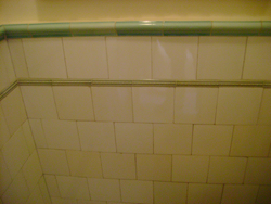 Witte tegel van 15,2 × 15,2 cm in combinatie met profieltegel, bies en profielbovenrand.
