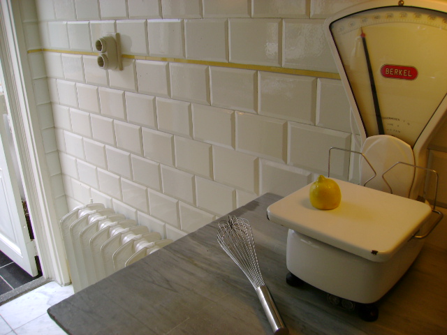 Toepassing van oude witte metrotegels in een keuken
