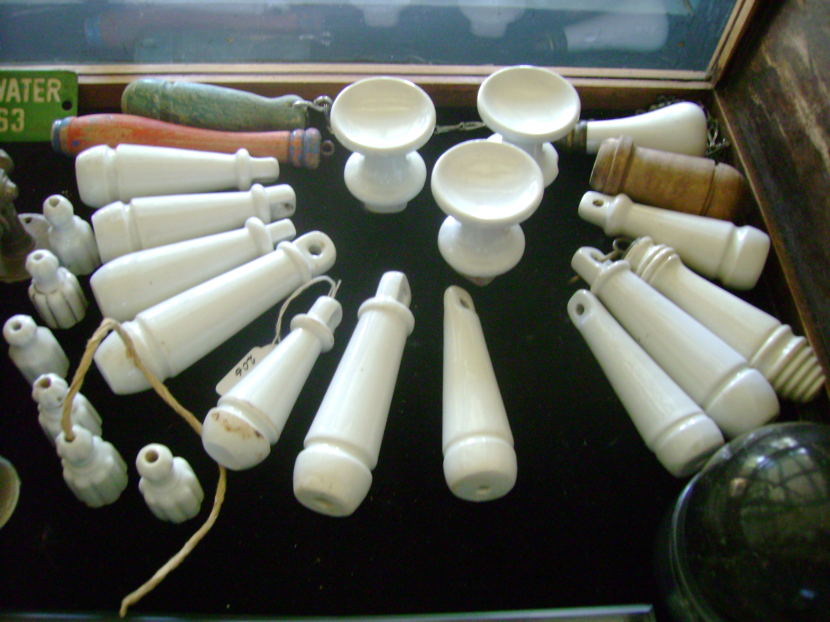 Verzameling historische porseleinen bouw- en woonaccessoires